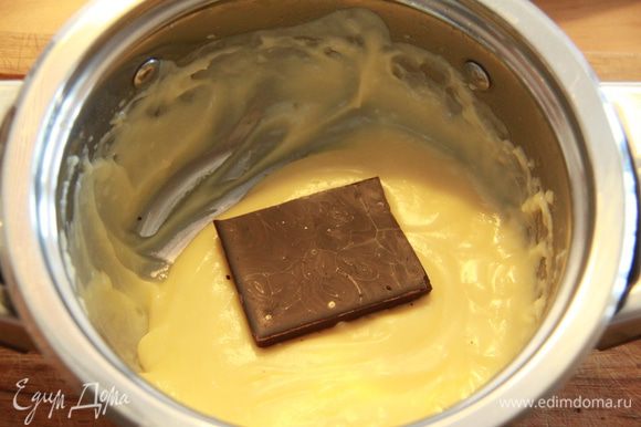 Делим крем на две равные части. В одну часть крема добавляем шоколад.