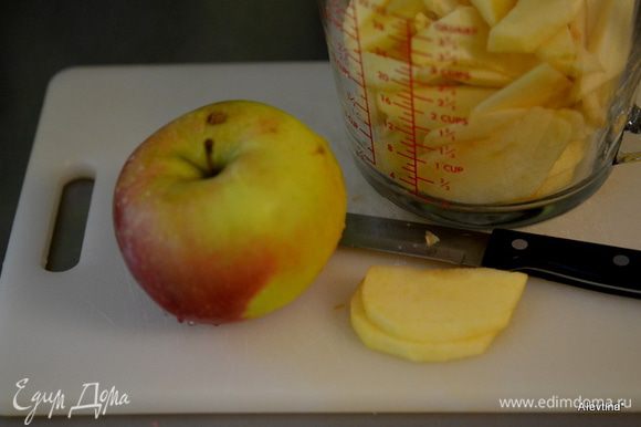 Яблоки сладкие предварительно очистим и порежем тонко.