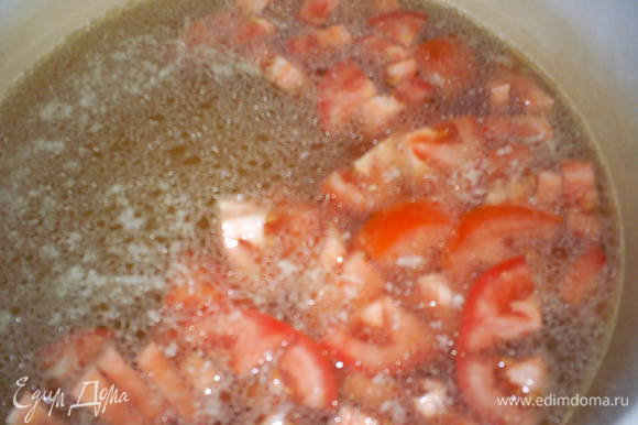Добавляем мелко нарезанные помидоры и томатный сок. Добавляем готовый куриный бульон, доводим до кипения и уменьшаем огонь. Накрываем кастрюлю крышкой, даем покипеть на медленном огне 20 минут.