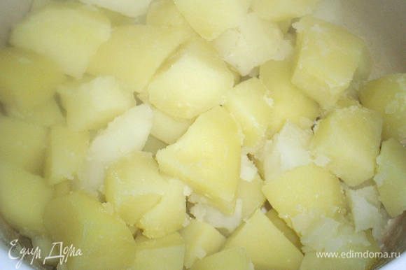 Картофель почистить, порезать на кусочки и отварить в соленой воде.