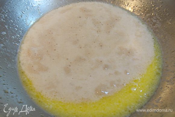 В маслянно-молочную смесь влить дрожжи и перемешать, частями добавить муки и замесить тесть.
