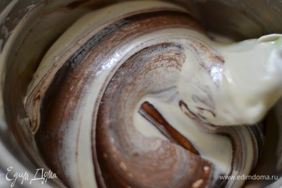 Топим шоколад на водяной бане, добавляем растительное масло. Белки соединяем с желтками, аккуратно мешая лопаткой заворачивающими движениями, смотрим, чтобы яйца не осели. Берем пару ложек взбитых яиц, добавляем к шоколаду и мешаем до однородности.