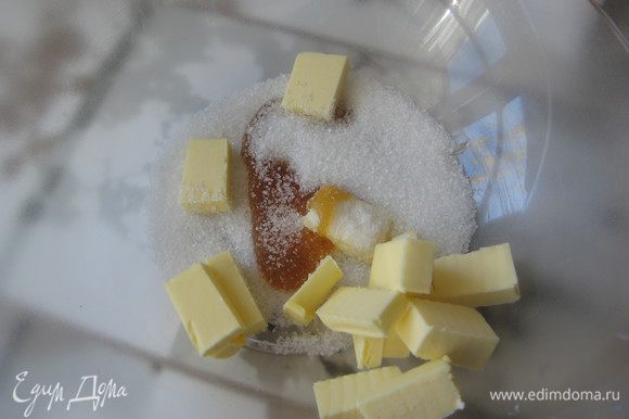 Масло режем кубиками, добавляем мед, соль, сахар.