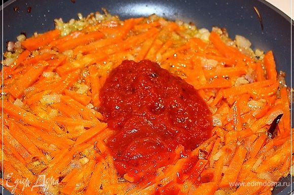 А потом выкладываем помидорно-базиликовый консерв (помидорков хороших может и не попасться, тогда вполне можно взять консервированные, у меня итальянские помидорчики с базиликом). Перемешиваем. И через пару минут по кухне разносится изумительный летний аромат.