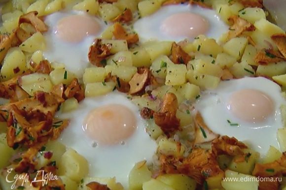 Отправить картофель с грибами и яйцами в духовку еще на 7–10 минут, чтобы яйца запеклись, а картофель зазолотился.