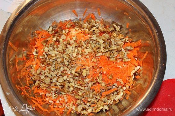 Орехи порубить, морковь натереть на терке (всего должно выйти 350 г мякоти, это примерно 2 моркови).