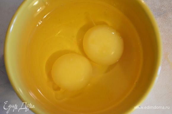 Яйца взбить с солью вилочкой.