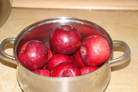 Сочные кисло-сладкие яблоки очистить, вырезать сердцевинки, нарезать кубиками.