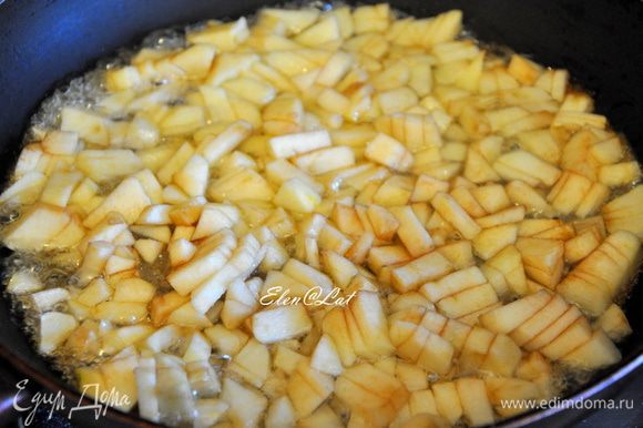 Поджаривать пока с краев не станет образовываться темная карамель, и яблочки будут поджариваться. Это займет примерно 10-15 минут времени.