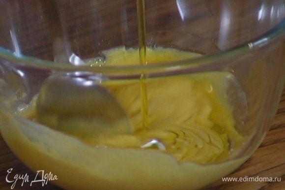 Приготовить заправку: соединить горчицу и 1 ст. ложку лимонного сока, влить оливковое масло, посолить и все перемешать.
