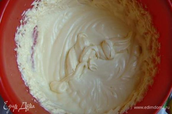 Для крема размягченное масло взбить со сгущенкой. Консистенцию крема можно регулировать с помощью сгущенки. Чем ее больше - тем крем будет жиже. Если хотите, чтобы крем стекал – наносите его на теплые коржи.
