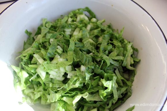 Огурцы и салат тщательно промыть, нарезать соломкой и смешать в небольшой миске.