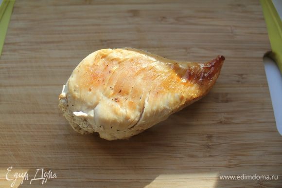 Куриное филе посолить, поперчить, обжарить до готовности (15-20 минут) и дать остыть.