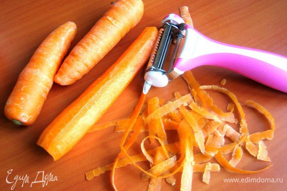 Очистим среднюю морковку...