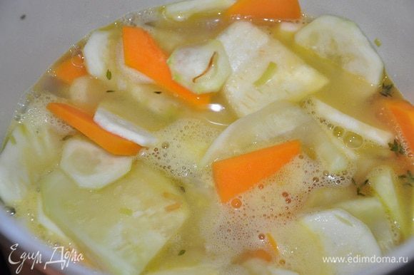 Залейте овощи водой или бульоном. Варите примерно 20 минут под закрытой крышкой на среднем огне. По готовности посолите, добавьте перец, выньте веточку тимьяна. Если хотите, оборвите листики и добавьте их в суп.