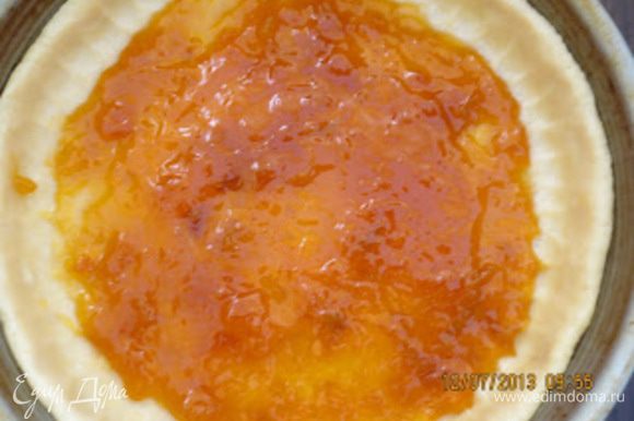 Вынуть форму с коржом из холодильника, смазать ее абрикосовым джемом и выложить начинку. Фото с начинкой не сделала.