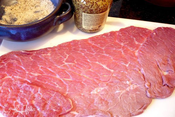 Каждый кусочек мяса промоем в проточной воде и аккуратно оботрем бумажным полотенцем. Приготовим достаточно соли, смешанной с перцем, и горчицу для смазывания мяса.