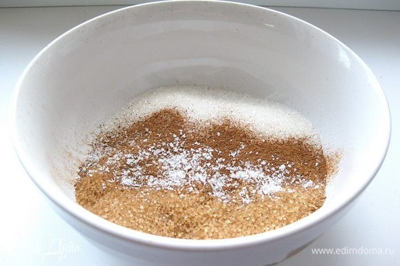 Для начинки растопить сливочное масло. Смешать коричневый и белый сахар с корицей и солью.