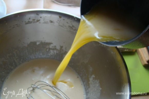 Масло растапливаем, вливаем в желтки, не прекращая помешивать.