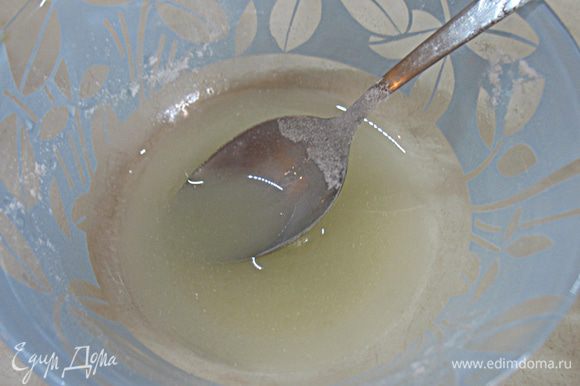 Для глазури соединить лимонный сок с сахарной пудрой. Хорошо перемешать. Еще теплые булочки покрыть глазурью.