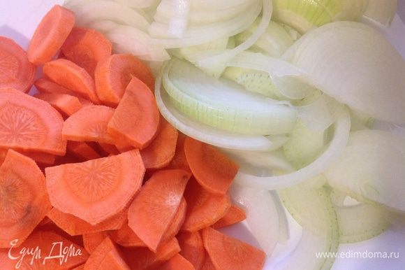 Морковь нарезать кружочками, а лук — полукольцами.