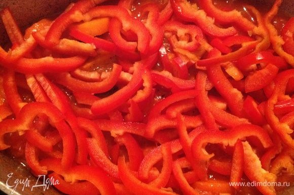 Получившимся соусом залить овощи и мясо, сверху уложить болгарский перец. Накрыть гусятницу крышкой и поставить в духовку при 180°C на 30 минут.