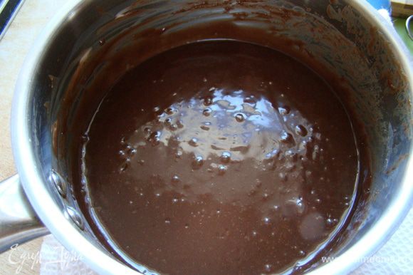 ставим на водяную баню, помешиваем до тех пор, пока шоколад не растопиться.
