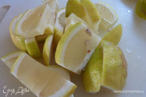 Вымыть лимоны и разрезать их пополам, а затем на ломтики пол сантиметра толщиной.