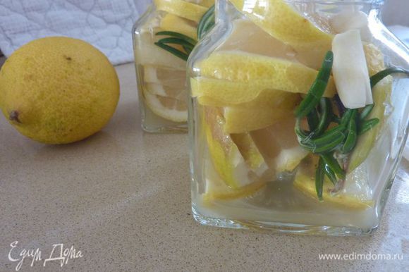 Разложить в стерилизованые банки лимоны, розмарин и чеснок.