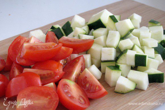 Цукини нарезать кубиками около 1х1 см, помидоры черри половинками.