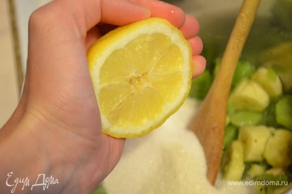 Добавить желатин и сок лимона, довести до кипения.