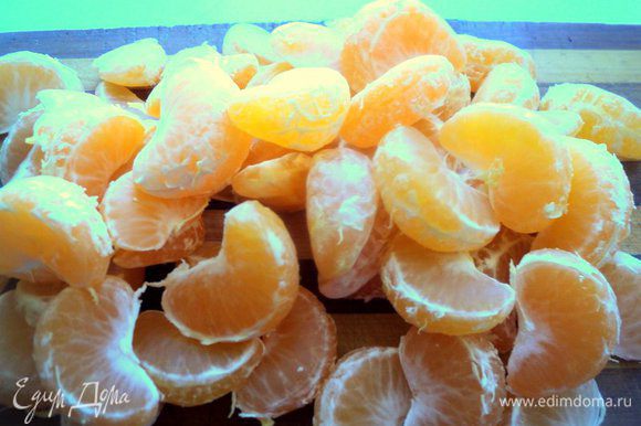 Мандарины почистить от кожуры и белых волокон. Снять цедру с половинки лимона и одного мандарина.