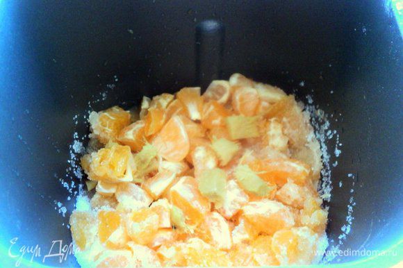 Порезать мандарины на кусочки и положить в чашу хлебопечки. Добавить сахар, цедру, мелко порезанный имбирь и сок лимона. Готовить в хлебопечке в режиме «Джем» 1 час 10 минут.