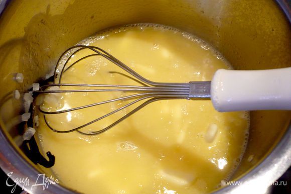 Ваниль разрезаем вдоль и кладем к соусу, даем соединиться с редукцией в течение нескольких минут и добавляем постепенно нарезанное кубиком ледяное масло, постоянно помешивая венчиком, варим на небольшом огне несколько минут, пока соус не начнет приобретать легкую кремообразную консистенцию. Вынимаем палочку ванили. Снимаем соус с огня, добавляем сок апельсина, лимона, солим по вкусу.