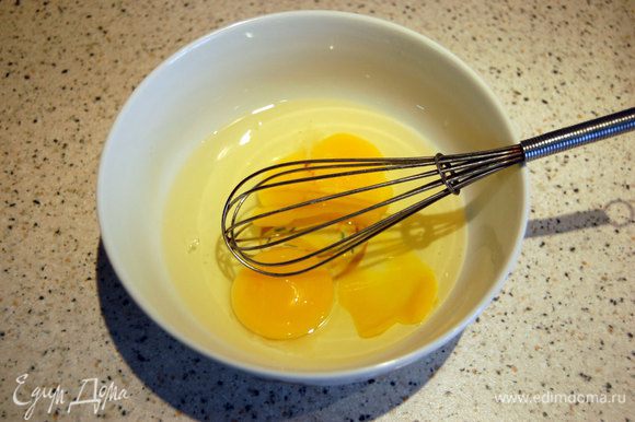 ...во всех рецептах пишут, что яйца нужно добавлять по одному (а их целых 8 штук!!!)...для меня это очень утомительно....поэтому я себе облегчила задачу и добавляю по два яйца сразу (этот метод ко мне пришёл путём долгой практики с этим тестом)...