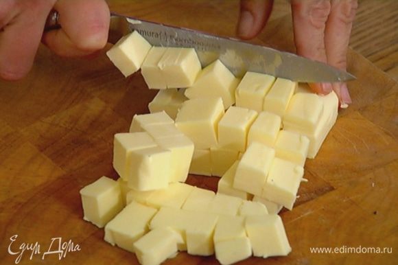 Нарезать небольшими кусочками 150 г предварительно охлажденного сливочного масла.