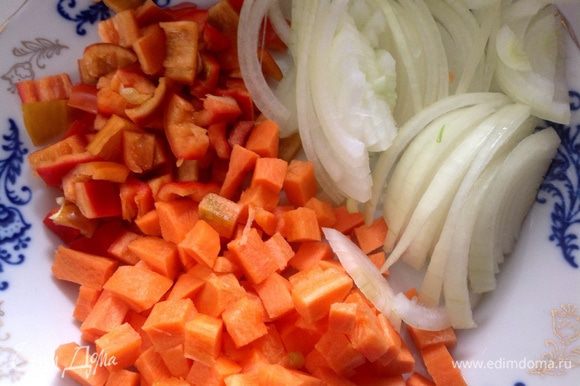 Болгарский перец и морковь нарезать кубиками лук полукольцами...