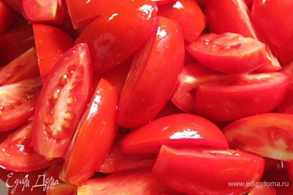 У помидоров удалить плодоножку и нарезать помидоры ломтиками.