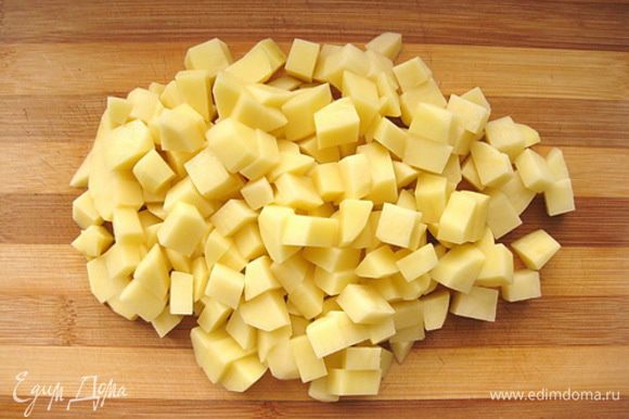 Картофель очистить и нарезать кубиком некрупно.
