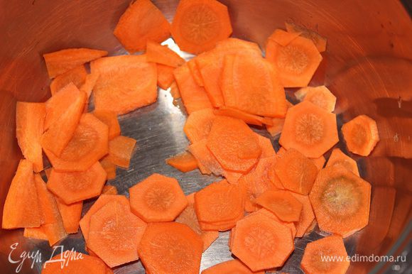 Морковь очистить и нарезать кружочками.