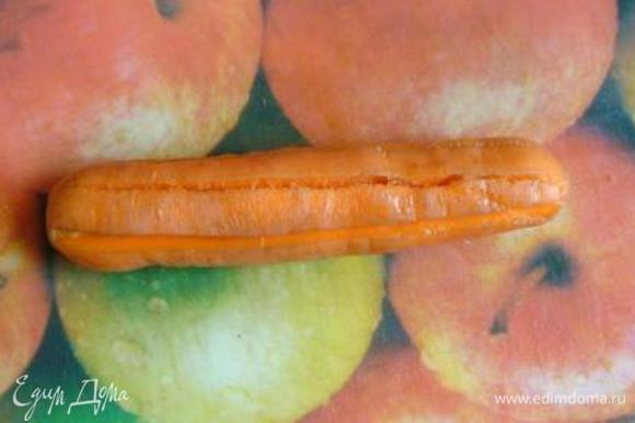 Морковь помыть, почистить и сделать на ней 5 продольных разрезов.