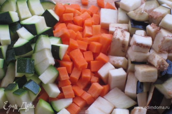 Морковь, цукини и баклажан нарезать кубиками.