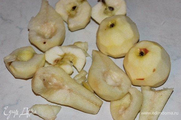 Яблоки и груши очистить от кожуры, поделит пополам удалить сердцевину,