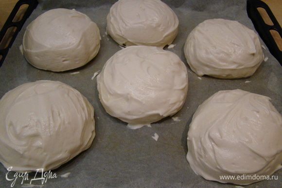 Обильно ровным слоем покрываем булочки, отправляем в духовку на 25 минут, выпекая при 180"С.