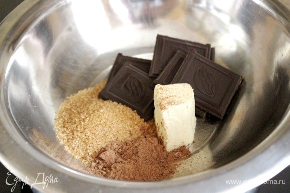 Шоколадный крем начинаем готовить, когда полностью охладится кофейный. Для этого в жаропрочную миску уложить шоколад, какао, сахар и сливочное масло. Установить миску на водяную баню и прогреть до полного растворения шоколада. Хорошо размешать.