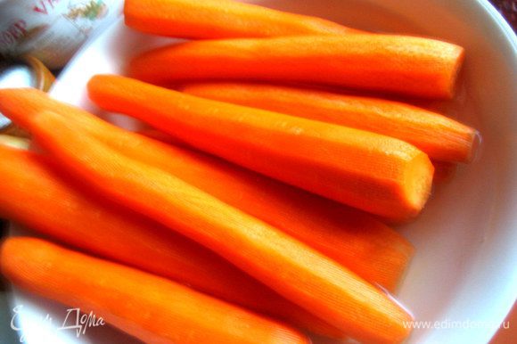 Очищенную морковь желательно замочить водой из крана на ночь или даже на сутки.