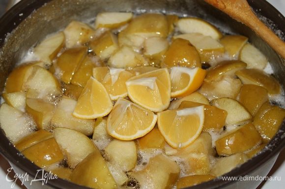 Затем добавить порезанный на несколько частей лимон,и еще потомить 15 мин.