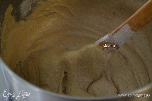 Просеять тортовую муку, пищевую соду и соль, добавить в масляную смесь, затем кефир. Перемешиваем все до гладкого состояния.