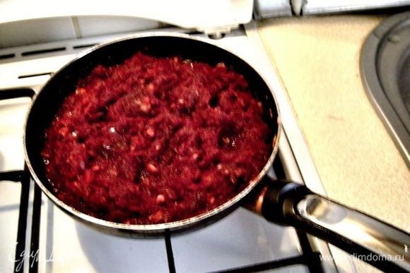 Отставляем сковороду, ставим на огонь кастрюлю на 2-2,5 л. воды, как только вода вскипит солим ее и погружаем нарезанный картофель. И варим до полной готовности.