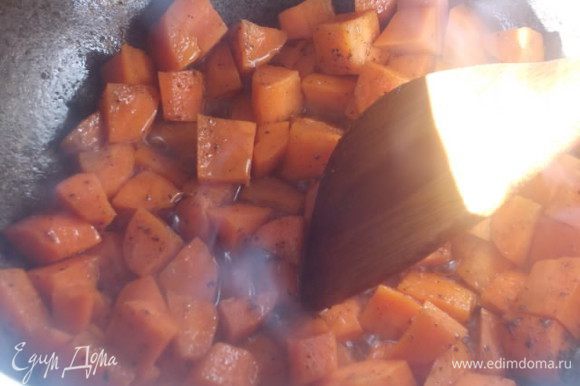 Казан или глубокую сковороду нагреть. Морковь порезать большим кубиком и в растительном масле обжарить до золотистой корочки, с добавлением сахара и зиры.